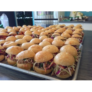 50 Mini Sandwich de Pulled Pork y Coleslaw 50 Mini Sandwich de Pulled Pork y Coleslaw
